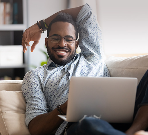 Man-watching-movie-on-laptop