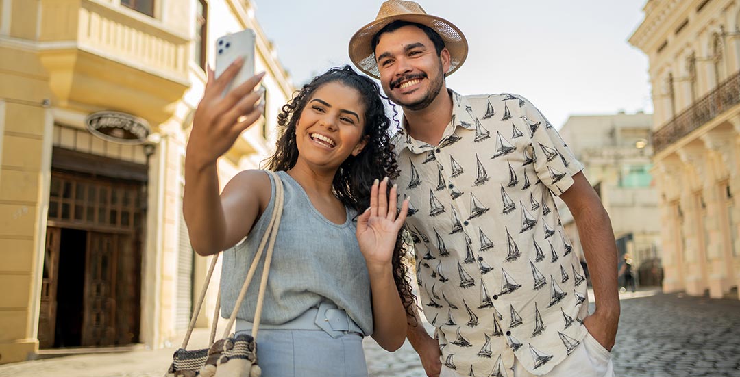 Pareja tomándose un selfie